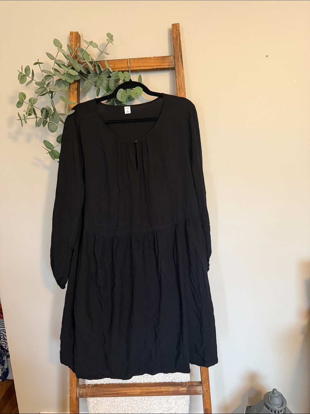 Old Navy Black Long-Sleeve Tiered Dress